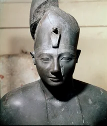 Egyptiläinen antiikki: farao Thutmosis (Tuthmosis tai Thutmus) III (noin 1504-1450 eKr.) 18. dynastian basalttirintakuva. Karnakista. Kairo, Egyptiläinen museo
