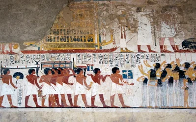 Egyptiläinen antiikki: "" uhrien kantajat ja itkeminen"" Fresko Vizir Ramosen haudasta (18. dynastia). Luxor, Länsiranta, Aatelisten laakso Egypti - Muinainen Egypti: tarjoaa kantajia ja surejia. Fresko visiiri Ramosen haudasta (18