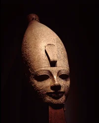 Egyptiläinen antiikki: Amenophis III:n (Amenhotep) valtava pää. Ruusugraniittiveistos. 1300-luvulla eaa. 18. dynastia. Luxorin museo (Luksor tai Luqsor). Egypti