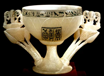 Egyptiläinen antiikin: Theban hyväntekijöiden kuolemattoman malja. Lootuksen muotoinen albasterimalja. Tutankhamonin (kaikki-Ankh-amun tai Tutankhamon) (1345-1327 eKr.) 18. dynastian pettäjältä. löydetty kuninkaiden laaksosta, Thebasta. 1342 eaa. Kairo, Eg