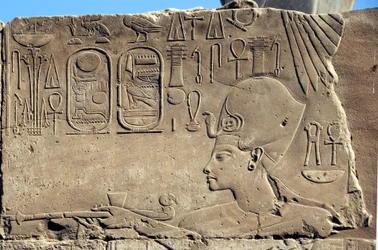 Egyptiläinen antiikki: matala kohokuvio, joka edustaa farao Horemhebia