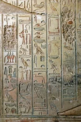 Egyptiläinen antiikki: Amenophis III:n hovissa (TT57) ullakkotarkastajan ja kirjuri Kha em Hetin (Khaemhat) haudan kohokuviot ja hieroglyfit. 18. dynastia. 1530-1290 eaa. Vallee des Nobles. Luxor, Länsiranta, Egypti