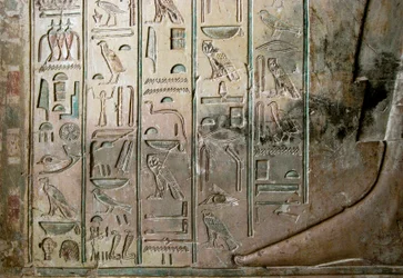 Egyptiläinen antiikki: Amenophis III:n hovissa (TT57) ullakkotarkastajan ja kirjuri Kha em Hetin (Khaemhat) haudan kohokuviot ja hieroglyfit. 18. dynastia. 1530-1290 eaa. Vallee des Nobles. Luxor, Länsiranta, Egypti