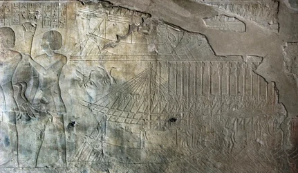 Egyptiläinen antiikki: helpotus Kha em Hetin (Khaemhat) haudasta, ullakkotarkastaja ja kirjuri Amenophis III:n (TT57) hovissa, edustaen laivastoa. 18. dynastia. 1530-1290 eaa. Vallee des Nobles. Luxor, Länsiranta, Egypti