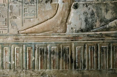 Egyptiläinen antiikki: reliefi edustaa haudasta poistuvan kirjurin jalkaa ja Amenophis III:n hovissa (TT57) ullakkotarkastajan ja kirjurin Kha em Hetin (Khaemhat) haudan palatsifriisiä. 18. dynastia. 1530-1290 eaa. Vallee des Nobles. L