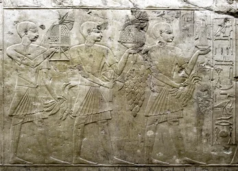 Egyptiläinen antiikki: esitys uhrien kantajista. Matala kohokuvio Visir Ramoseen haudasta (18. dynastia). Luxor, Thebes, Egyptin aatelisten laakso