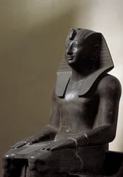 Egyptiläinen antiikki: veistos basaniitista, joka edustaa hallitsijaa Thutmosis (Tuthmosis tai Thutmus) III (1479-1425 eKr.), Egyptin faaraota. Himmeä. 192 cm. 18. dynastia. Torino, egyptiläinen museo