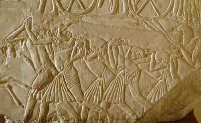 Egyptiläinen antiikki: orjat kantoivat obeliskia faaraonisen Egyptin suurten teosten aikana. Yksityiskohta helpotusta 18. dynastian myöhäisen virkamiehen haudasta. 1570-1320 eaa. Bologna, Civico Museo Archeologico