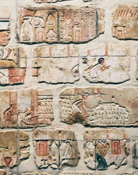 Egyptiläinen sivilisaatio, Talatat-muurin fragmentteja Amenhotep IV:n temppelistä Karnakissa, Luxorissa, Egyptissä.
