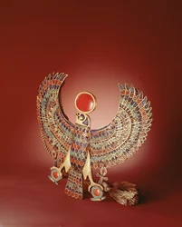 Haukanmuotoinen rintakoru Tutankhamonin haudasta, Uusi valtakunta (kultaa, johon on upotettu lapislatsulia, turkoosia, karneolia ja lasia)