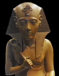 Fragmentti Amarna-ajan kuninkaallisesta ryhmästä: Kahdeksantoista dynastian jälkipuoliskolla oli Amenhotep IV:n hallituskausi, joka muutti nimensä Akhenatoniksi (1353-1336 eKr.) kuvastaakseen Egyptin polyteistisen uskonnon dramaattista muutosta.