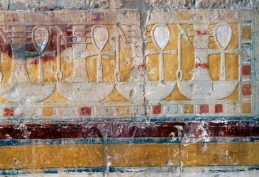 Friisi, jossa on toiveita hieroglyfeistä, Hatsepsutin hautajaistemppeli, Deir el-Bahari, Thebanin nekropoli (Unescon maailmanperintöluettelo).