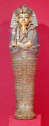 Etunäkymä yhdestä katosarkusta, Tutankhamonin haudasta (n. 1370-1352 eKr.) Uusi kuningaskunta (vahattua kultaa, värillisellä lasilla ja korneolilla koristeltu) (katso myös 227990-92)
