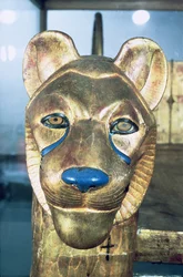 Leijonan muotoinen hautajaissänky Tutankhamonin haudasta (n. 1370-1352 eKr.) Uusi kuningaskunta (stukkottu ja kullattu puu)