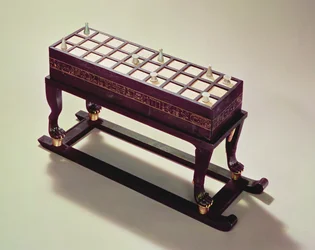 Pelilauta, Tutankhamonin haudasta (n. 1370-1352 eKr.) New Kingdom (puuviilutettu eebenpuulla ja upotekoristeinen norsunluun)