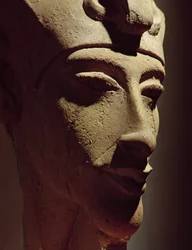 Amenhotep IV:n (Akhenatenin) pää (noin 1364-47 eKr.)
