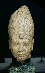 Hatshepsutin (n. 1473–1458 eKr.) tai Tuthmosis II:n (n. 1491–1479) Uuden kuningaskunnan pää, n. 1479–1425 eKr. (graniitti)