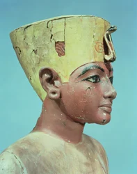 Nuoren Tutankhamonin (n. 1370-52 eKr.) nuken pää, jolla oli kompromissi Ala-Egyptin kuninkaiden kruunun ja Nefertitin (maalattu ja stukkottu puu) päähine (katso 148489)