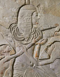 Horemheb lasten ja virkamiesten kanssa (helpotus)