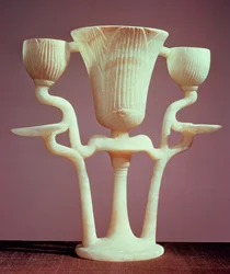 Kolmen lootuksenkukan muotoinen lamppu Tutankhamonin haudasta (n. 1370-52 eKr.) Uusi kuningaskunta (alabasteri)