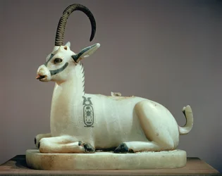 Tutankhamonin haudasta (n. 1370-52 eKr.) New Kingdom (n. 1370-52 eKr.) peräisin olevan metsäkurkun muotoisen unguent-purkin kansi (maalattu alabasteri)