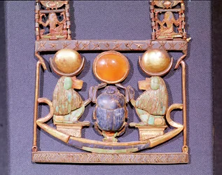 Nousevan auringon kaulakoru, Tutankhamonin haudasta (n. 1370-52 eKr.) Uusi kuningaskunta (kultaa puolijalokiveillä upotettu) (yksityiskohta 153788)