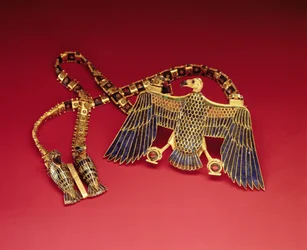 Kaulakoru korppikotka riipuksella, Tutankhamonin haudasta (n. 1370-1352 eKr.) New Kingdom (kulta peitetty lapis lazulilla ja korneolilla) (katso myös 228214)
