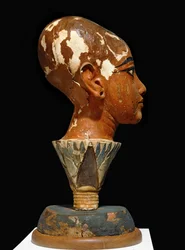 Maalattu nuoren faarao Tutankhamonin rintakuva lootuksenlehden muotoisella jalustalla (veistos).