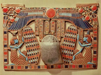 Siivekkäällä, Isiksen ja Nephthyksen suojelemalla skarabeella koristeltu rintakoru Tutankhamonin haudasta (n. 1370-52 eKr.), Uusi valtakunta