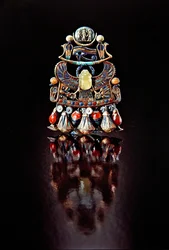 Rintaliha lintu-skarabeeella, Tutankhamonin haudasta, Uudesta kuningaskunnasta (kultainen kloisonni, koristeltu puolijalokivellä ja lasitahnalla)