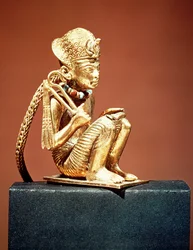 Riipus, joka edustaa Amenophis III:ta (1403-1365 eKr.) Tutankhamonin haudasta, Uudesta kuningaskunnasta (kulta) (katso myös 391019)