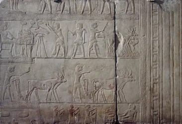 Faarao Horemheb, kuvattu tekemässä maataloustöitä Iarun pelloilla, vastaanottaen maanviljelijöiden tarjoamaa satoa, kalkkikivinen seinäreliefi, Horemhebin Memfiittihaudasta Saqqarassa, Egyptin sivilisaatio, Uusi valtakunta, XVIII dynastia