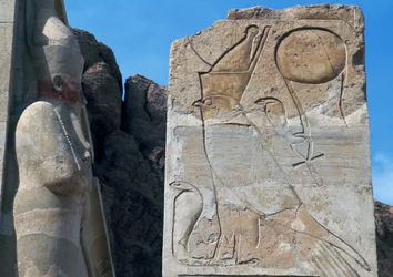 Pilari, jossa on Horuksen bareljeef ja kaksoiskruunu uraeuksen päällä, kuninkaallisen voiman symboli, Hatshepsutin ruumistemppeli, Deir el-Bahari, Luxor, Thebes (Unescon maailmanperintöluettelo)
