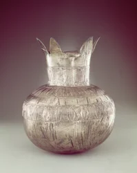 Granaattiomenamaljakko, Tutankhamonin haudasta, Uudesta kuningaskunnasta (hopeaa tai sähköä)