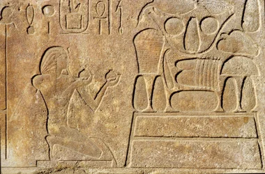 Kuningatar Hatshepsut (n. 1503-1482 eKr.) polvistumassa uhripöydän edessä, Amunin temppeli, Uusi kuningaskunta