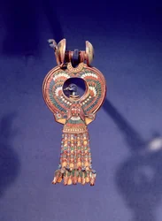 Oikea korvakoru korvakoruparista sinilinnun kanssa, Tutankhamonin haudasta, Kuninkaiden laakso, Thebes, n. 1347-37 eKr. (kulta ja sula lasi) (katso myös 344028)