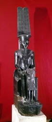 Istuva Amonin jumalan patsas, joka suojelee Tutankhamonia, Uusi kuningaskunta, n. 1336-1327 eKr. (graniitti)