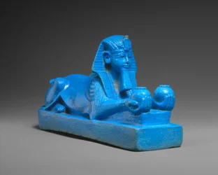 Amenhotep III:n sfinksi, mahdollisesti temppelin pienoismallista, n. 1390-1352 eaa. (fatiikki, jossa travertiinijäänteitä).