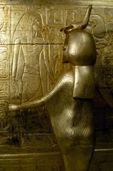 Selkhetin patsas, yksityiskohta kullalla päällystetystä Tutankhamonin kappelista, Tutankhamonin haudasta, Egyptin sivilisaatio, Uusi kuningaskunta, dynastia XVIII