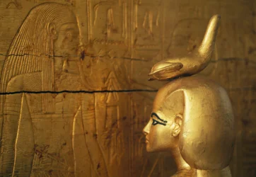 Selkiksen tai Serketin patsas, joka suojelee kanoppipurkkien arkkua, Tutankhamonin aarrekammio.