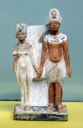 Amenhotep IV:n (Akhenatenin) ja Nefertitin pienoisveistos Tell el-Amarnasta, Amarna-kausi, Uusi valtakunta, 1353-1337 eKr.