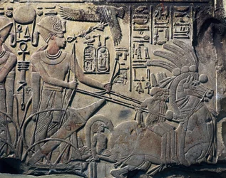Amenhotep III:n patsas, jossa faarao ajaa vaunuja. 1391-1353 eaa. Kiviveistos. Kairo, Egyptin museo, Kairo. Qina, Dayr al-Bahri. Thebaan.
