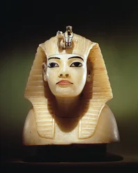 Tulppa yhdestä katosuurnasta, Tutankhamonin haudasta, Uudesta kuningaskunnasta (alabasteri) (katso myös 149422)