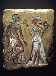 Kävelyretki puutarhassa, Tutankhamonia ja hänen vaimoaan esittävä reliefi, Ankhesenamun, Uusi valtakunta, n. 1330 eaa. (maalattu kalkkikivi).