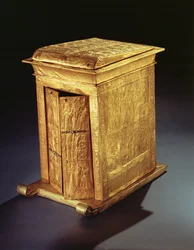 Tutankhamonin kultainen pyhäkkö (n. 1370-1352 eKr.) Uusi kuningaskunta (puu, joka on päällystetty kullalla päällystetyllä gessolla) (katso myös 227986)