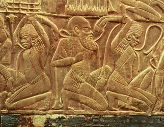 Egyptin viholliset voitettu ja orjuutettu, yksityiskohta yhden Tutankhamonin (n.1370-52 eKr.) haudasta löydetyn valtion vaunun sisäpuolelta, Uusi valtakunta, n.1340 eKr. (kullalla päällystetty stukattu puu).