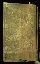 Jumalatar Isis kolmannen kullatun pyhäkön yhden parioven sisäpuolelta, Tutankhamonin haudasta (n. 1370-52 eKr.) Uusi kuningaskunta (kullattu puu)