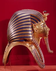 Kultanaamio, Tutankhamonin aarteesta (n. 1370-52 eKr.) n. 1340 eKr. (puolijalokiveillä upotettu kulta) (katso vastakkainen puoli 184085)