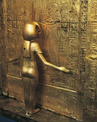 Tutankhamonin aarre. Kullattu kanooppipurkkien pyhäkkö tai kanooppiarkku. Yksityiskohta, jossa on jumalatar Selket, Uusi valtakunta, XVIII dynastia, egyptiläinen sivilisaatio.