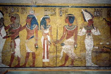 Tutankhamon Osiriksen edessä, faarao Nut-jumalattaren ja Ay:n edessä suorittamassa suun avausseremoniaa, fresko, hautakammion seinä, Tutankhamonin hauta, Kuninkaiden laakso, Thebe, Egypti. Egyptin sivilisaatio, Uusi valtakunta, XVIII dynastia.